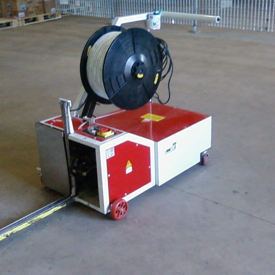 Foto0105.jpg Reggiatrice a batteria per pallet - Az. ingrosso profumerie - Nola (NA)