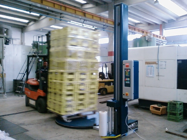 Foto03281.jpg Fasciapallet per carichi alti - Ind. stampaggio materie plastiche - Battipaglia (SA) 2