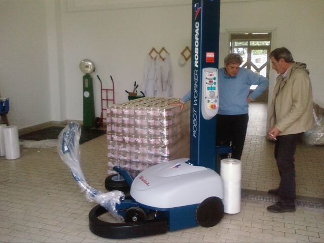 Foto03371.jpg Robot fasciapallet Worker - apicoltura - Alife (CE)